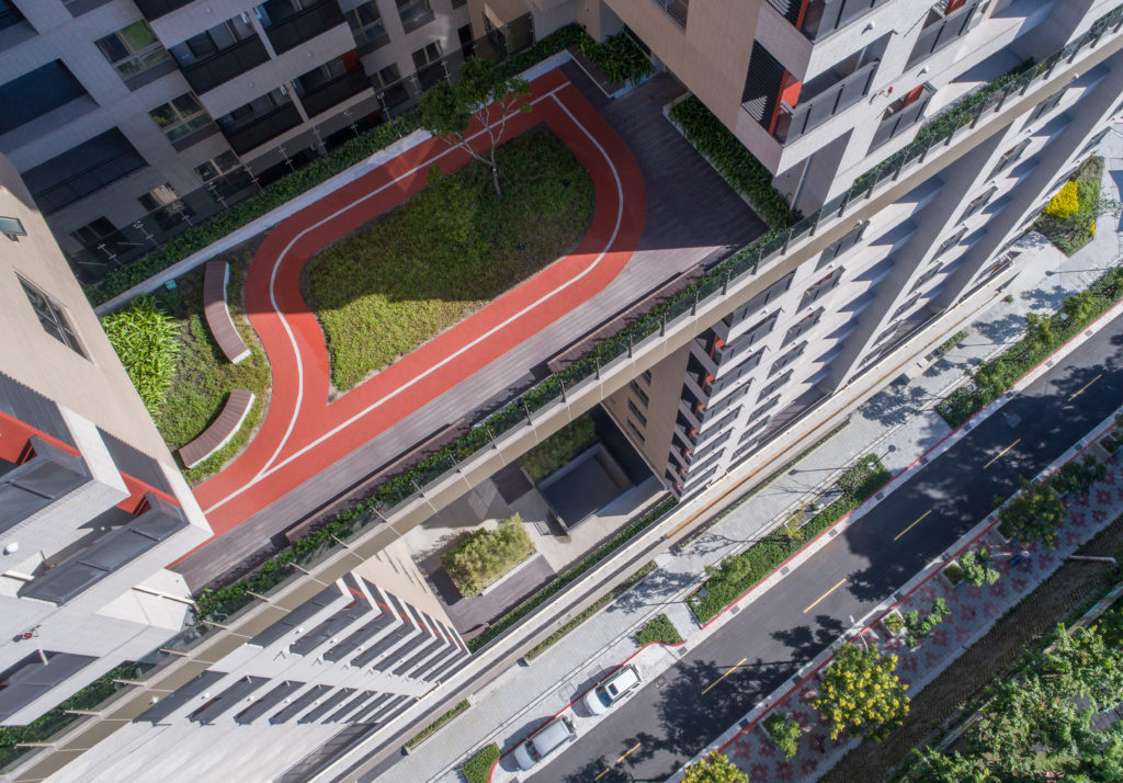 興隆社區作為公共住宅，具備公領域特質，因而在各層面盡可能滲入綠意，多方強化街廓內的生態性，扮演綠地系統中的生態跳島