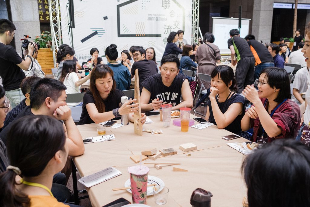 在「默契大考驗-抓鳩比高下」的活動中，都發局、設計師、輔導團隊與青創種子們打散在各桌，透過活動打造共同創造的回憶。